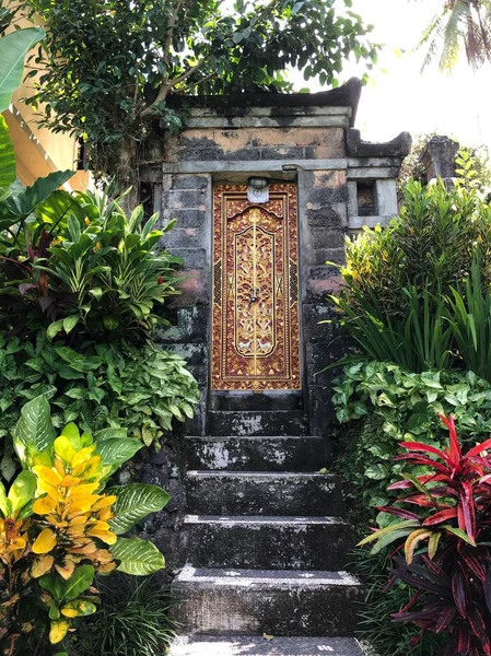 Bali hagyományos ajtók, bejárat a ház Ázsia — Stock Fotó