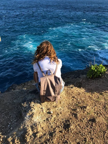 Fantastisk havsutsikt från bak i en flicka, sitter på ett berg, hav bakgrund — Stockfoto