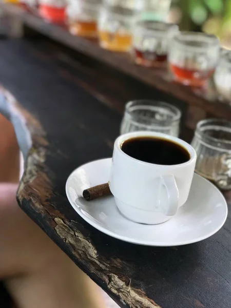 Kopp kaffe Luwak på träbord, Bali — Stockfoto