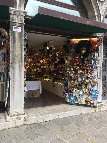 Una tienda de máscaras y recuerdos tradicionales en una pequeña calle, Venecia Italia — Foto de Stock