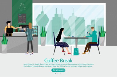 Kahve molası tatili zamanı. Masada oturan erkek ve kadın günlük aktivite ve iş hakkında birlikte konuşuyorlar. Kasiyer sayacı ve cam pencere üzerinde şehir manzarası ile kafe dükkanı iç.