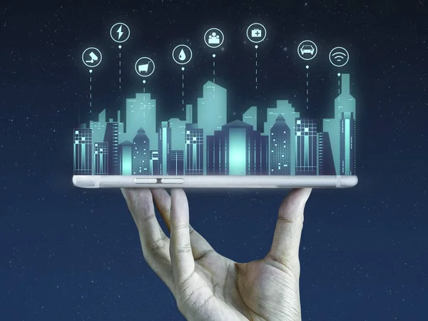 Akıllı şehir ve 5G teknoloji bilgi grafiği ağı akıllı telefonda.