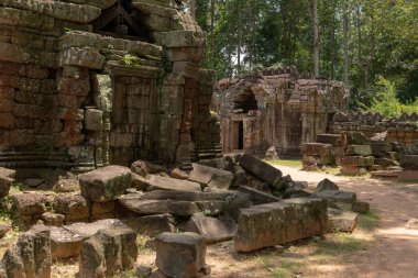 Düşmüş taş bloklar tapınak gerekçesiyle çöp