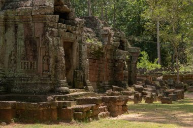 Ta Som Tapınağı arkasında düşmüş taş bloklar