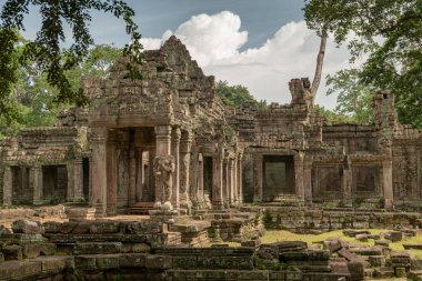 Portico Preah ağaçları ile çerçeveli Khan'ın
