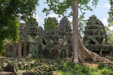 Banteay ağaçlar tarafından çerçeveli Kdei arkası