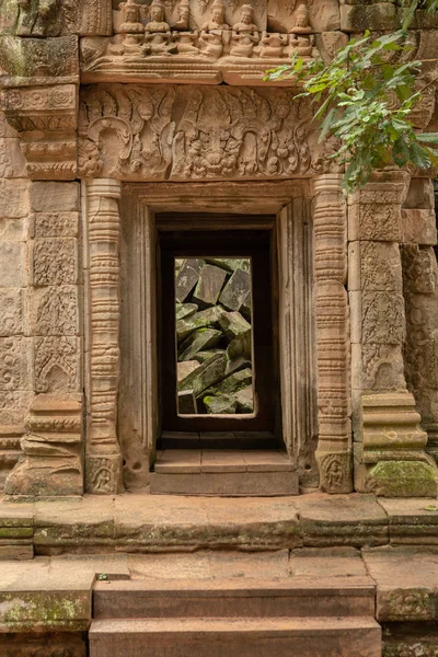 落石荒廃した寺院の戸口を見て — ストック写真