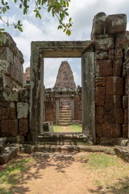 Tapınağı kule tarafından çerçeveli taş kapı harap