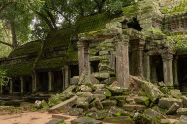 Tapınak colonnade kayalar tarafından bloke girişi ile
