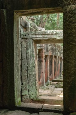 Tapınak colonnade iki taş kapı tarafından çerçeveli