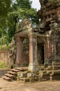 Preah Khan tapınak kalıntıları taş portico