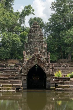 Neak Stan gölde taş anıt