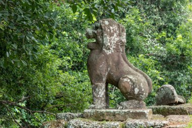 Doğu Mebon girişi koruyan taş aslan