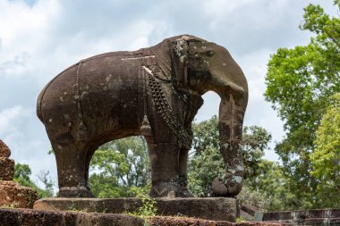 Doğu Mebon köşesinde taş fil