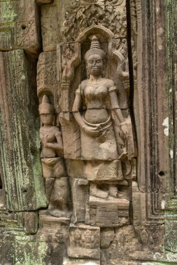 Duvarda kadın ve koca heykelleri