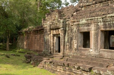 Taş tapınak duvarındaki pencere ve kapı.