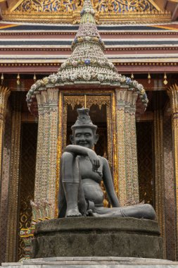 Grand Palace içinde oturan adam heykeli