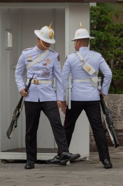 Beyaz ceketli Grand Palace askerler nöbetçi kutusunun yakınında bulunan