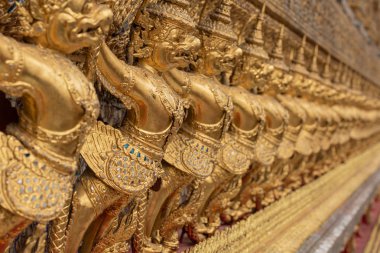 Wat Phra Kaew duvarda altın rakamlar