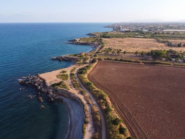 İspanya 'nın Vinaros kentindeki Jardi de Sol de Riu' daki toprak tarlasının yakınındaki kayalık sahil manzarası..