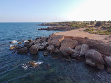 İspanya 'da, Vinaros' ta, çökmüş kayaların olduğu uçurum manzarası.