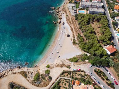 Akdeniz 'de küçük bir sahilin havadan görünüşü. Cala del Pinar, Valencia, İspanya 'nın Vinaros şehrinin kuzeyinde..