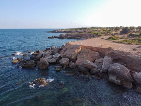 İspanya 'da, Vinaros' ta, çökmüş kayaların olduğu uçurum manzarası.