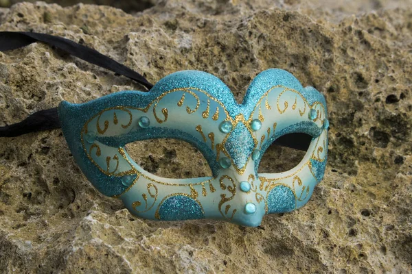 Maschera Blu Maschera Sdraiata Sulla Sabbia Concetto Festa Spiaggia — Foto Stock
