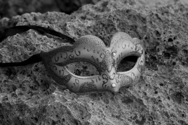 Svartvitt Foto Maskerad Mask Liggande Sand Beach Party Konceptet — Stockfoto