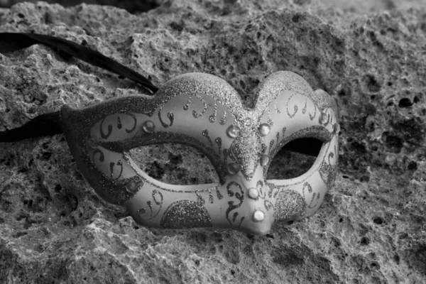 Svartvitt Foto Maskerad Mask Liggande Sand Beach Party Konceptet — Stockfoto