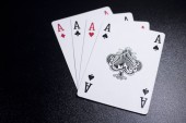 ACE, čtyři z druhu poker karty na černém pozadí.