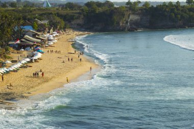 yaz plaj turistlerin Bali ile doğal görünümünü