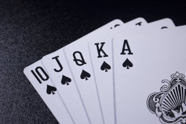 siyah arka plan üzerine düzenlenen poker kartların görünümü kadar kapatın