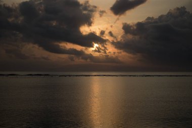 okyanus ile bulutlu gökyüzü günbatımı zamanı sırasında doğal görünümü arka plan üzerinde