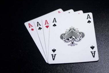 ası dört bir tür poker kart koyu siyah arka plan üzerine
