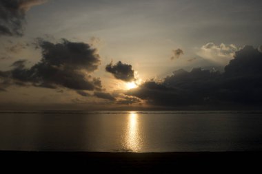 okyanus ile bulutlu gökyüzü günbatımı zamanı sırasında doğal görünümü arka plan üzerinde