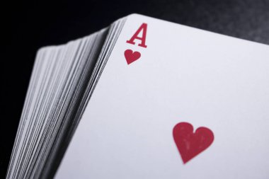 poker kart yığınını görünümü siyah arka plan üzerine kadar kapatın