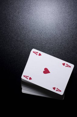 poker kart yığınını görünümü siyah arka plan üzerine kadar kapatın