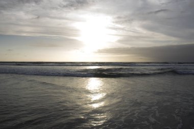 okyanus ile bulutlu gökyüzü günbatımı zamanı sırasında doğal görünümü arka plan üzerinde