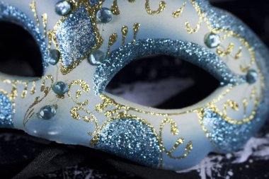 beyaz mavi parlak elmas maskeli balo maskesi parti siyah beyaz akrilik boya tuval üzerine