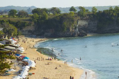 yaz plaj turistlerin Bali ile doğal görünümünü