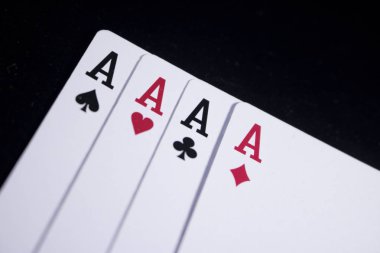 ası dört bir tür poker kart koyu siyah arka plan üzerine