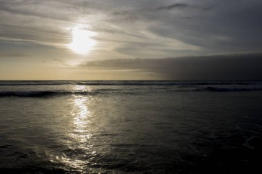 okyanus ile bulutlu gökyüzü günbatımı zamanı sırasında doğal görünümü arka plan üzerinde