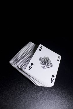 poker kart yığınını görünümü siyah arka plan üzerine kadar kapatın