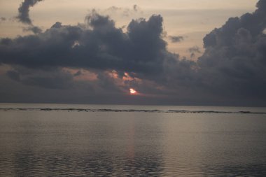 okyanus ile bulutlu gökyüzü günbatımı zamanı sırasında doğal görünümü arka plan üzerinde