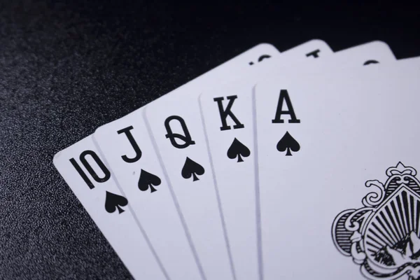 Крупним Планом Перегляд Упорядкованих Покерних Карт Чорному Тлі — стокове фото