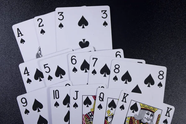 Vue Rapprochée Des Cartes Poker Disposées Sur Fond Noir — Photo