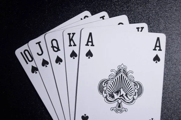 黒い背景に配置されたポーカーのカードの表示を閉じる — ストック写真