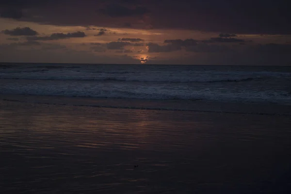 Vue Panoramique Sur Océan Pendant Coucher Soleil Avec Ciel Nuageux — Photo