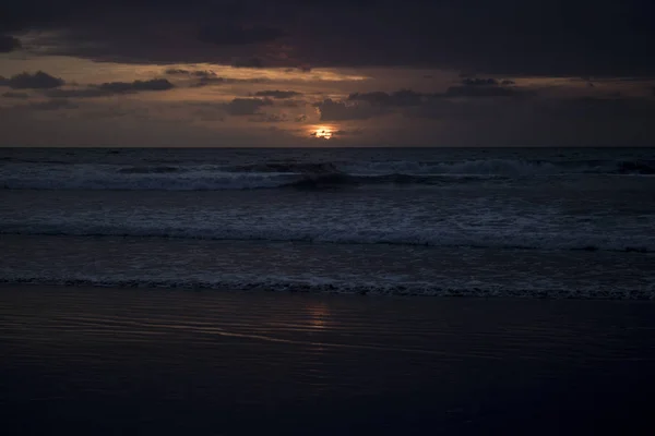 Okyanus Ile Bulutlu Gökyüzü Günbatımı Zamanı Sırasında Doğal Görünümü Arka — Stok fotoğraf